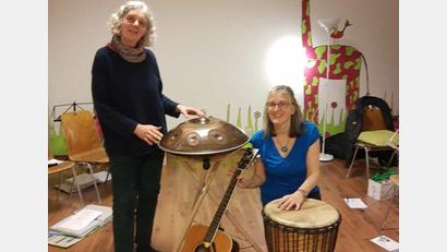 Bild: Andrea Kick/exb
Ulrike Günther (links) begleitete mit ihren Instrumenten den Abend mit Andrea Kick (rechts).