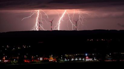 Bild: Charlotte Wiesent
Was Blitzeinschläge betrifft, ist Amberg fast ein weißer Fleck auf der Karte. Auf 49,98 km2 gab es 2023 nur vier Einschläge. Unser Bild zeigt ein Gewitter über Wappersdorf in der Gemeinde Ursensollen.
