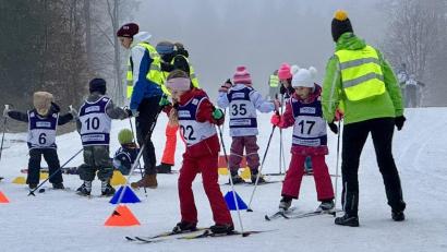 Bild: chl
Beim Schnuppertag durften die Kinder die Vielfalt des Skilanglauf erleben. Unter fachkundiger Anleitung durchfuhren sie verschiedenen Geschicklichkeitsstationen, wie hier einen "Achter".