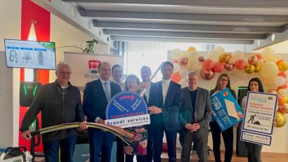 Bild: Pamina Barth/exb
Das Birgland feiert den Abschluss im Glasfaser-Ausbau. Von links Egon Deinhard (Firma Egon Kabelbau), Minister Albert Füracker, Unternehmer Hardy Barth, Bürgermeisterin Brigitte Bachmann-Mühlinghaus, Landtagsabgeordneter Harald Schwartz, Christian Brandl (Brandl-Services), Landrat Richard Reisinger und zwei Angestellte der Firma Brandl.
