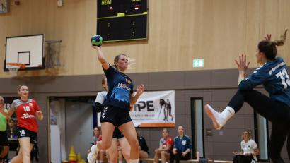 Bild: Dieter Jäschke
Jennifer Hermann (Mitte) will mit ihren Teamkolleginnen von der HSG Weiden die BOL-Tabellenspitze verteidigen.