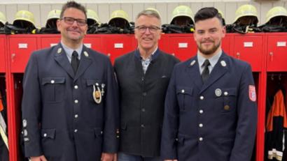 Bild: Feuerwehr Rosall/exb
Bürgermeister Franz Stahl (Mitte) gratulierte Kommandant Martin Mark (links) und Zweitem Kommandant Bastian Mark (rechts) zur Wahl.
