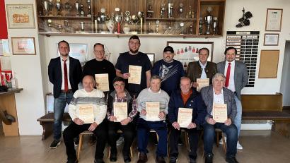 Bild: fs
Der FC Dießfurt ehrt verdiente Mitglieder (sitzend von links) Johann Flessa, Anton Biersack, Albert Weiß, Alfred Vogel, Max Reichl, (stehend von links) Ehrenamtsbeauftragter Stefan Kallmeier, Wolfgang Pfleger, Tobias Ficker, Richard Hösl, Christian Reichl, Vorsitzender Tobias Hösl.