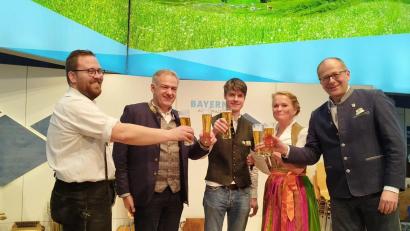Bild: Stadt Kemnath/exb
Auf der Bühne der Bayernhalle: (von links) Felix Bauernfeind, Trainer der "Schwarzenbacher Schenkelzinterer", Landrat Roland Grillmeier, Diplombraumeister Johannes Ponnath, Moderatorin und Kemnaths Bürgermeister Roman Schäffler.