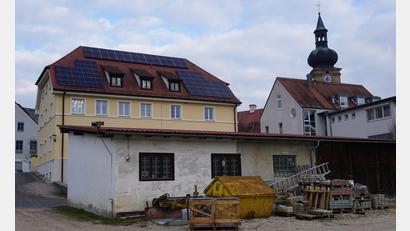 Bild: tra
Die enorme Erhöhung des Wasserpreises beschäftigte auch die Gemeindeverwaltung im Rathaus, auf dessen Dach eine Photovoltaikanlage installiert worden ist. Umstritten ist der Standort des neuen Bauhofs an der Stelle des alten.