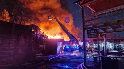 Bild: Helmut Degenhart/zema-medien/dpa
Feuerwehrleute löschen einen Brand in der Westernstadt Pullman City. In dem Freizeitpark Westernstadt Pullman City in Eging am See in Bayern ist am Sonntagmorgen ein Feuer ausgebrochen. Mehrere Gebäude in Holzbauweise wie Saloons stehen entlang der sogenannten Main Street in Vollbrand, wie die Polizei am Sonntagmorgen mitteilte.