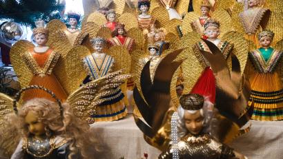 Bild: Gabi Schönberger
30 Rauschgoldengel stehen im Weihnachtszimmer eines leidenschaftlichen Sammlers aus Weiden. Sie sind nach alten Vorbildern und mit historischem Material hergestellt.