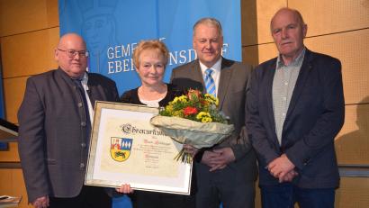 Bild: bö
"Renate Lichtenegger hat sich in vorbildlicher Weise um das Allgemeinwohl ihrer Heimatgemeinde Ebermannsdorf verdient gemacht", heißt es in der Ehrenurkunde. Zur Ehrennadel gratulieren ihr (von links) Zweiter Bürgermeister Johann Vornlocher,, Landrat Richard Reisinger und Dritter Bürgermeister Herbert Jäger.