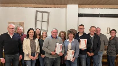 Bild: Michael Jung/exb
Die Theaterfreunde Süß wählen einen neuen Vorstand und ernenne Ehrenmitglieder (vorn, von links): Bürgermeister Bernhard Lindner, Vorsitzende Julia Jung sowie die Ehrenmitglieder Walter Wagner, Brigitte Kraus, Matthias und Gerald Schüller; hinten (von links): Kassenprüfer Hans Lederer, Zweite Kassenwartin Stefanie Kohl, Erste Kassenwartin Sabrina Meier und Schriftführerin Gabi Ströhl; ganz hinten (von rechts): Spielleiter Georg Ritter und Zweiter Vorsitzender Thomas Fenk.