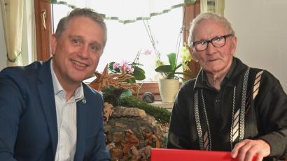 Bild: gf
95. Geburtstag feiert Josef Kölbl (rechts), wozu Bürgermeister Hermann Böhm gratuliert.