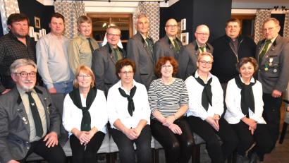 Bild: no
Der Vorstand des Schützenvereins Illschwang um den wiedergewählten Schützenmeister Werner Gleißner (stehend, Dritter von rechts). Neu im engeren Führungskreis sind Schießleiter Bertram Menzel (Vierter von rechts) und seine Stellvertreterin Birgit Böttner (sitzend, Zweite von rechts). Der langjährige Schießleiter Lorenz Geitner (sitzend, links) macht als Beisitzer weiter. Mit im Bild Bürgermeister Dieter Dehling (stehend, Zweiter von rechts).