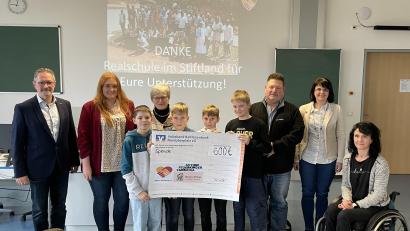 Bild: Alexandra Wittke/exb
Die Spendenübergabe mit Schulleiter Stephan Drexler (links), den Klassensprechern der fünften Klassen, Elternbeiratsvorsitzender Doris Scharnagl-Lindinger (rechts), Fachschaftsleiterin Religion Maria Kraus (Zweite von rechts), Oliver Zrenner von der Aktion Solidarität (Dritter von rechts), Lena Schedl von der Aktion Lichtblicke (Zweite von links) und Dr. Annemarie Schraml von der Aktion Feuerkinder.