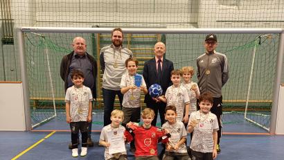 Bild: Klaus Meier/exb
Die F-Junioren des TSV Kümmersbruck gewannen die Landkreismeisterschaft im Hallenfußball.