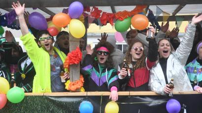 Archivbild: Gabi Schönberger
Wie 2023 werden beim Faschingszug in Neustadt am Sonntag, 11. Februar, wieder unzählige Wagen durch die Stadt ziehen.