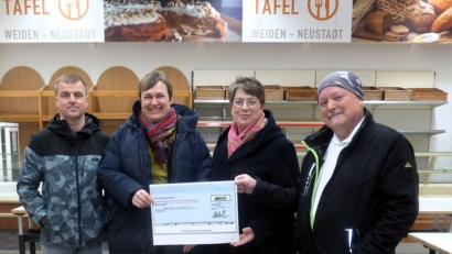 Bild: Baumann/exb
Den Erlös aus „Weiden singt Weihnachtslieder“ übergeben Claudia Stöckl (von rechts), Pfarrerin Stefanie Endruweit und Thomas Reichl an Ernst Kornel (rechts).