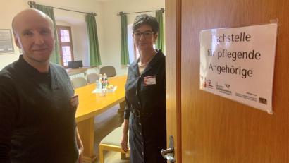 Bild: Stefanie Roth
Bei Kilian Heinl und Anja Brüderer, beide von der Caritas Sozialstation Grafenwöhr, steht die Tür im Rathaus in Grafenwöhr für Fragen pflegender Angehöriger offen.