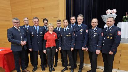 Bild: Georg Schmid sen./exb
Die Vorstandschaft der Feuerwehr Neunburg stellt sich neu auf.