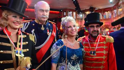 Bild: Helmut Kunz
Als streng blickender Reichskanzler Bismarck hat sich Söder (mitte) beim Franken-Fasching in Veitshöchheim am Freitagabend präsentiert. Seine Frau (zweite von rechts) kam als eine Dame aus der Zeit Bismarcks.