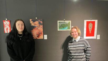 Bild: Markus Braun/exb
Amelie Brandl (links) und Natalie Brandl zeigen in den nächsten Wochen im Kunsthaus Waldsassen ihre Arbeiten.