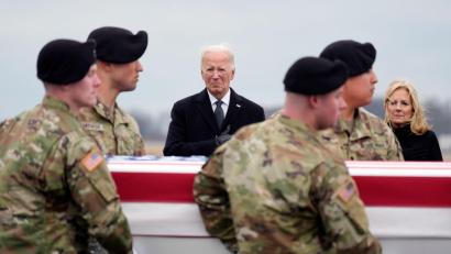 Bild: Alex Brandon/AP/dpa
Bei Drohnenangriffen in Jordanien starben drei US-Soldaten. Die USA reagierte laut Medienberichten nun mit Gegenschlägen auf Irak und Syrien.