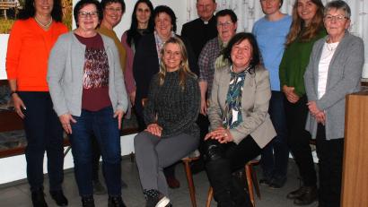 Bild: Katholischer Frauenbund Waldeck/exb
Bezirksvorsitzende Rita König (von rechts, stehend) dankte dem neuen Vorstand des Frauenbundes mit Elisabeth Zintl, Ingrid Dumler, Regina Reger, Pfarrer Heribert Stretz, Barbara Schultes , Claudia Schrembs, Manuela Schrembs, Annette Wöhrl, Gerlinde Wagner, (sitzend, von rechts) Lisa Schiml und Stefanie Schrembs.