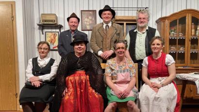 Bild: sis
Die Darsteller der Theatergruppe Birgland freuen sich schon auf die Vorstellungen im März (sitzend, von links) Radieserl-Resi, Schranken-Susi, Brunhilde Bremsbichler und Ursl Summwiesler; (stehend, von links): Standl-Hans, Weichen-Wast´l und Ciacomo.