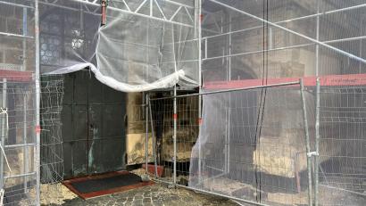 Bild: ge
Gerüste und Baumaterial bestimmen derzeit den Anblick der Kirche St. Marien in Sulzbach-Rosenberg. Hier an der Nordseite soll der Eingang behindertengerecht ausgebaut werden.