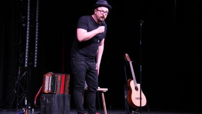 Bild: prh
Das pralle Landleben in seinem Heimatort Runding gibt der Musikkabarettist Helmut A. Binser in seinen humorvollen Geschichten zum Besten.