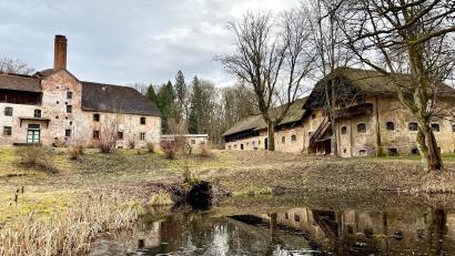 Bild: Gabi Schönberger
"Wenn die wirtschaftlichen Rahmenbedingungen passen", wollen die Eigentümer das Areal rund um Schloss Röthenbach einer Nutzung zuführen. Noch weiß aber keiner, wann das sein könnte.