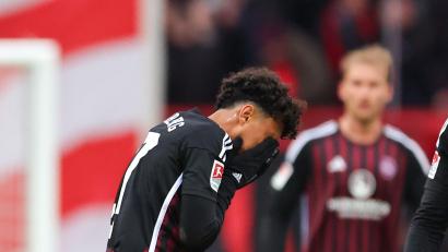 Bild: Daniel Karmann/dpa
Nathaniel Brown ist nach der Partie fix und fertig: Der Club-Youngster rutschte kurz vor dem 2:2-Ausgleich aus. Der 1. FC Nürnberg enttäuschte gegen den VfL Osnabrück.