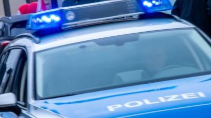 Bild: Jens Büttner/dpa/Symbolbild
Wegen Betrugs ermittelt die Schwandorfer Polizei gegen einen Unbekannten, der in einer Bankfiliale mehrere Überweisungen unter falschem Namen angewiesen hat.