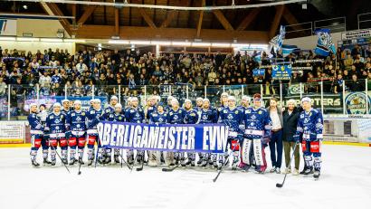 Bild: Elke Englmaier
Alle Spieler aus dem Kader der Blue Devils Weiden bejubelten nach der Galavorstellung gegen Memmingen die Hauptrunden-Meisterschaft in der Oberliga Süd.