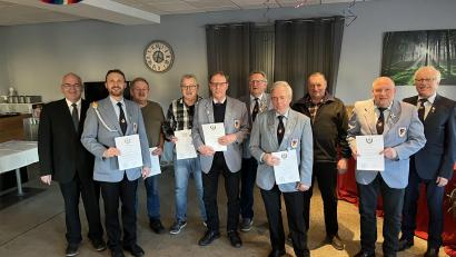 Bild: RSK Bad Neualbenreuth/exb
Die Geehrten der Reservisten- und Soldatenkameradschaft Neualbenreuth mit Bürgermeister Klaus Meyer (links), Vorsitzendem Meinhard Köstler (hinten, Mitte) und BSB-Kreisvorsitzendem Ferdinand Lienerth (rechts).