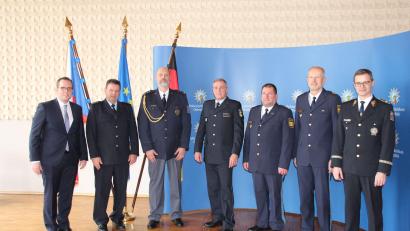 Bild: Polizeipräsidium Oberpfalz, PHK Joachim Baumer/exb
Erster Polizeihauptkommissar Roland Heldwein (Dritter von rechts) ist der neue Deutsche Koordinator im Gemeinsamen Zentrum der deutsch-tschechischen Polizei- und Zollzusammenarbeit in Schwandorf. Er tritt die Nachfolge von Erstem Polizeihauptkommissar Markus Leitl (Mitte) an.