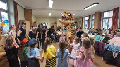 Bild: dob
Kunterbunt ging es im evangelischen Gemeindesaal beim TV-Kinderfasching her.