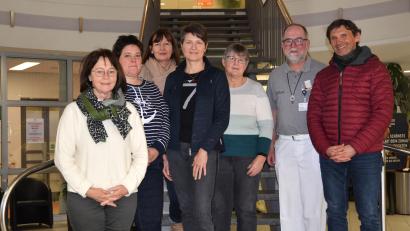 Bild: fdl
Diakon Peter Bublitz (Zweiter von rechts) informiert die Mitglieder des Krankenhaus-Besuchsdienstes (von links): Anita Falk, Gemeindereferentin Barbara Schlosser, Gabi Wiesneth, Irmgard Sellmeyer, Anna Hirmer und Fritz Dietl.