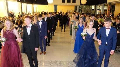 Bild: do
35 Tanzpaare aus den 10. Klassen des Gymnasiums Eschenbach verzauberten am Freitagabend beim Tanzkurs-Abschlussball Eltern und Publikum. Mit einer Fächer-Polonaise eröffneten die jungen Damen und Herren festlich gewandet die rauschende Ballnacht unter dem Motto "Planeten"
