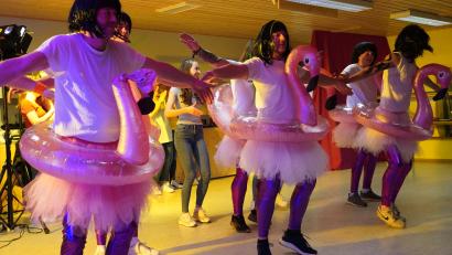 Bild: dob
Für atemberaubende Momente sorgt der Linder Faschingsverein (LFV), als die Männer als tanzende Flamingos in weißen Tutu-Röckchen und glänzenden Stretchhosen die Bühne erobern.