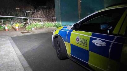 Bild: Essex Police/PA Media/dpa
In Essex wurde eine Frau schwer verletzt aufgefunden und verstarb noch am Tatort.