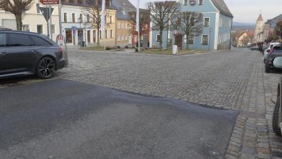 Bild: rn
Während SPD-Fraktionssprecher Thomas Ott das Straßenpflaster entlang des Rathauses als „Belastung für Innenstadt, Verkehr und Winterdienst“ bezeichnete, sprach Bürgermeister Marcus Gradl unter anderem von einem Ensemblecharakter, der mit Fördermitteln geschaffen wurde.