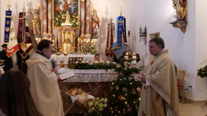 Bild: Martin Thoma/exb
Der entscheidende Moment: Dekan Alexander Hösl (links) übergibt Altar und Kirche in der Wurzer Pfarrkirche nun auch ganz offiziell an den neuen Pfarradministrator Matthias Nowotny.