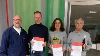 Bild: BRK Wiesau/exb
Blutspenderehrung: Im Bild von links stellvertretender BRK-Bereitschaftsleiter Richard Meierl, Bernhard Zrenner, Sandra Mayerhöfer, Wilfried Arnold.