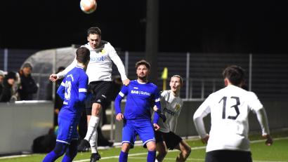 Bild: Büttner
Die SpVgg SV Weiden (blaue Trikots) und die SpVgg Bayreuth U21 lieferten am Freitagabend ein abwechslungsreiches Testspiel ab.