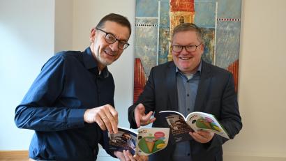 Bild: Simon Hauck, Stadt Amberg/exb
Gemeinsame Vorfreude auf den baldigen Semesterstart: Kulturamtsleiter Reiner Volkert (links) überreichte Oberbürgermeister Michael Cerny (rechts) das neue Programmheft der VHS Amberg für das Frühjahrs- und Sommersemester 2024.