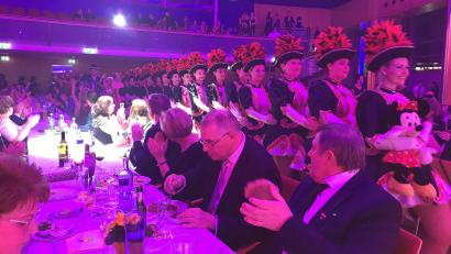Bild: mma
Den Einzug der Narrhalla Rot-Gelb Amberg beklatschte auch Kreisinnungsmeister Hans Weber (rechts).