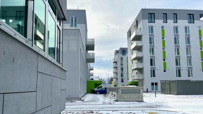 Bild: Gabriele Schönberger
Im Quartier „Neue Naabwiesen“ sind zwischen Dr.-Pfleger-Straße und Leibnizstraße in Weiden mehr als 100 moderne Wohn- und Geschäftseinheiten entstanden.