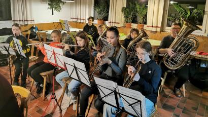 Bild: Gertraud Portner/exb
Musikschüler der Blaskapelle Teunz präsentieren zusammen mit Ausbilder Stefan Karl ihr Können.
