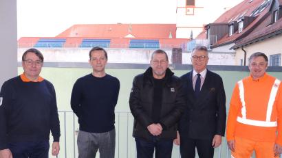 Bild: Stadt Tirschenreuth/exb
Bürgermeister Franz Stahl (Zweiter von rechts) wurde bei der Verabschiedung von Johann Beer (Mitte) von Bauhofleiter Reinhard Legat, Leiter der Hauptverwaltung Markus Bergauer und Personalratsvorsitzendem Karl Bayreuther (von links) begleitet.