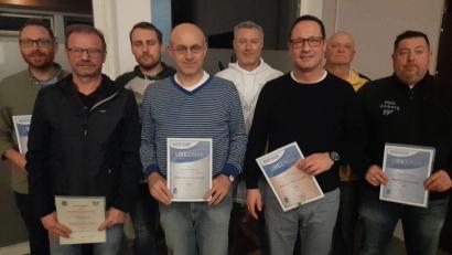 Bild: gel
Zum Dank für ihre ehrenamtliche Tätigkeit als Schiedsrichter wurden (von links) Oliver Eckl (20 Jahre), Reinhold Roth (35), Alex Gilch (10), Bernhard Hofmann (20), Josef Decker (10), Christian Hubmann (30), Lehrwart Walter Schimpke, Markus Schreiner (15) geehrt.