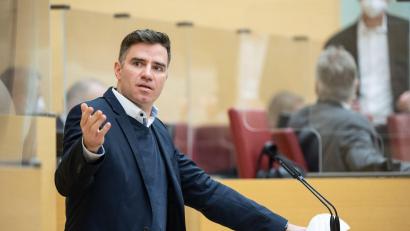 Archivbild: Matthias Balk/dpa
Der AfD-Landtagsabgeordnete Ferdinand Mang könnte Opfer eines Angriffs mit einem spitzen Gegenstand geworden sein, teilt die AfD mit.